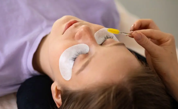 The Complete Guide to Eyelash Health and Growth