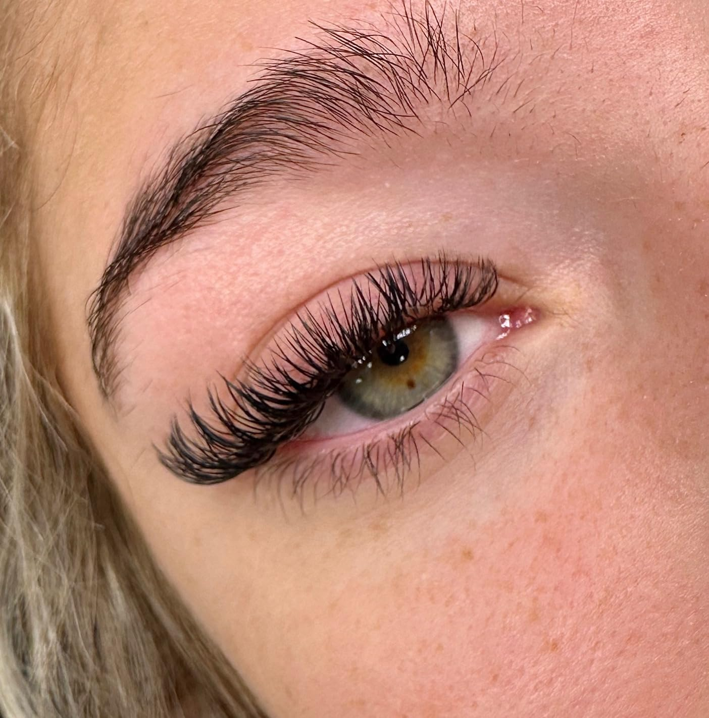 Differences Between Eyelash Extensions and Natural Lashes: Achieving the Perfect Blend of Natural and Glamorous