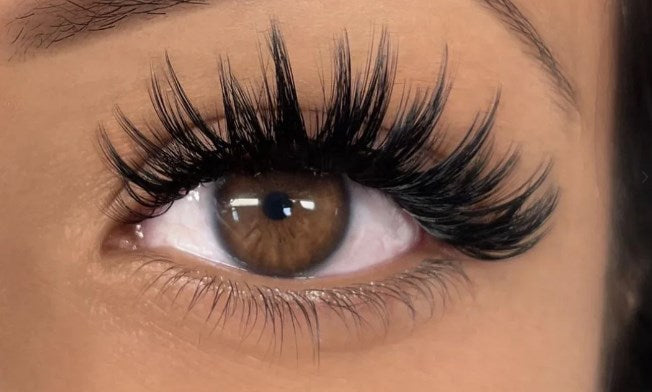 THE ULTIMATE GUIDE TO TAKING STUNNING LASH PICTURE WITH A CLIP ON PHOTO LENS