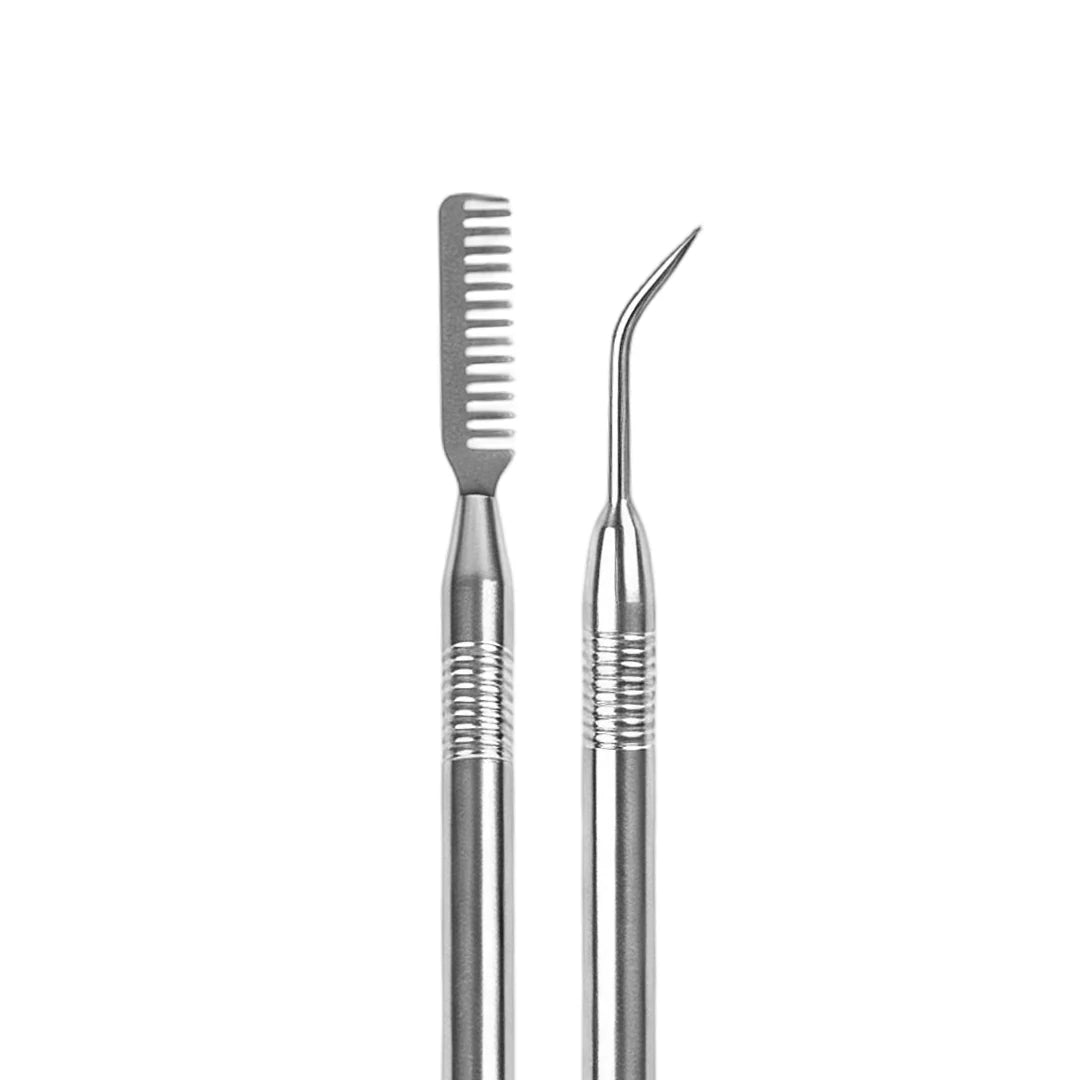 2-in-1 lash lift separator with fine-tooth comb and precision tip for separating, aligning, and positioning natural lashes on lash lift shields.